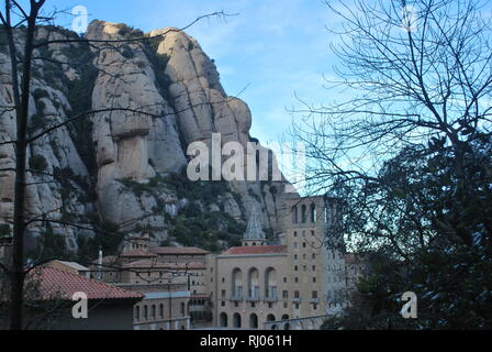 Santa Maria de Montserrat Abtei und das Kloster auf der Seite der 'serrated Berg" in Katalonien, Spanien Stockfoto