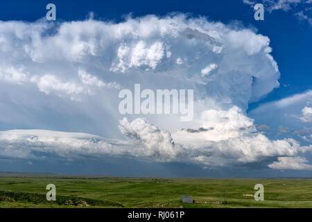 Malerische Wyoming-Landschaft mit wabernden Cumulonimbus-Wolken von einem sich entwickelnden Gewitter am Nachmittags-Himmel in der Nähe von Lusk Stockfoto