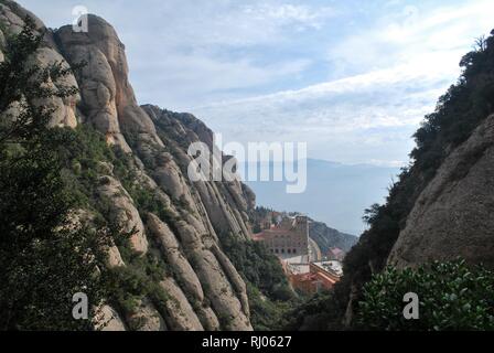 Blick auf Santa Maria de Montserrat Abtei und das Kloster auf der Seite der 'serrated Berg" in Katalonien, Spanien Stockfoto