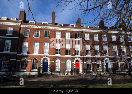 Red Door, Southernhay West in Exeter, georgianischen Gebäude im Moortown Lodge West, zwei Terrassen von Grad II Liste* Ende des 18. Jahrhunderts aus rotem Backstein, Stadthäuser Stockfoto