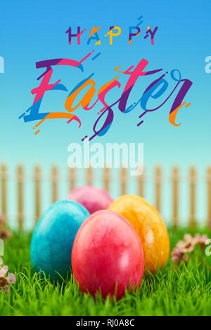 Frohe Ostern Grußkarten mit vielen bunten Ostereier im Garten Stockfoto