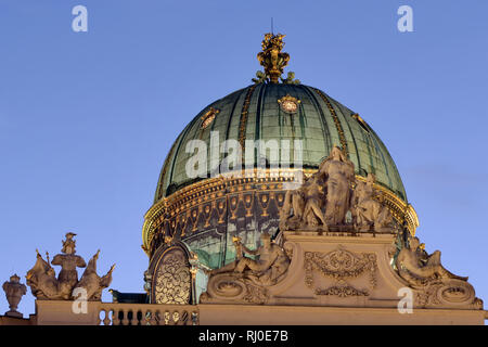 Die Kuppel der Hofburg in der Abenddämmerung, Michaelerplatz, Wien, Österreich, Mitteleuropa. Stockfoto