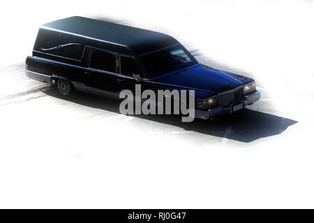 Classic schwarz Beerdigung Fahrzeug oder leichenwagen Auto, oben, mit Diesig, stilisierten weißen Hintergrund und keine Menschen. Kopieren Sie Platz. Stockfoto