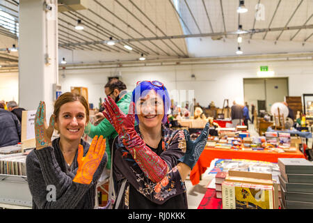 CESENA, Italien - 18. NOVEMBER 2018: Frauen zeigen künstlerische Handschuhe in Antiquitäten Messe Stockfoto