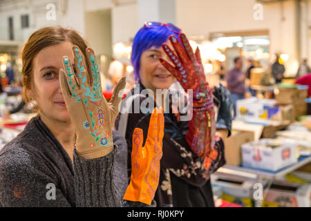 CESENA, Italien - 18. NOVEMBER 2018: Frauen zeigen künstlerische Handschuhe in Antiquitäten Messe Stockfoto