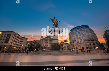 Denkmal für Alexander den Großen Makedonski und falanga Krieger An der mazedonischen Square bei Sonnenuntergang. SKOPJE, Mazedonien (FYROM) Stockfoto