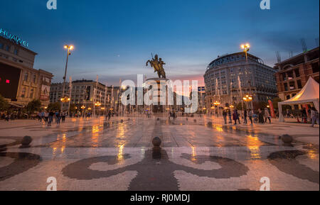 Denkmal für Alexander den Großen Makedonski und falanga Krieger An der mazedonischen Square bei Sonnenuntergang. SKOPJE, Mazedonien (FYROM) Stockfoto