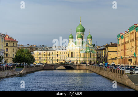 Griboyedov Canal Embankment mit dem Mogilyovsky Brücke und der St. Isidor Kirche, die Kirche der Orthodoxen estnische Bruderschaft, in St. Petersburg Stockfoto