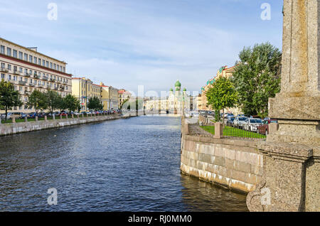 Griboyedov Canal Embankment mit dem Mogilyovsky Brücke und der St. Isidor Kirche, die Kirche der Orthodoxen estnische Bruderschaft, in St. Petersburg Stockfoto