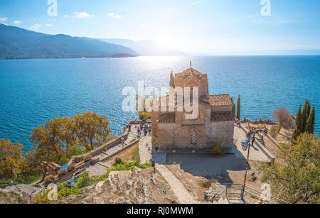 Schöne Sicht auf den Heiligen Johannes (Jovan Kaneo) am Morgen. Es ist eine Mazedonische Orthodoxe Kirche auf der Klippe mit Blick auf den See Ohrid Mazedonien Stockfoto