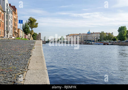 Sankt Petersburg, Russland - 9. September 2018: Fontanka, der Ägyptische Brücke und die Kuppel der Dreifaltigkeitskathedrale, manchmal genannt Stockfoto