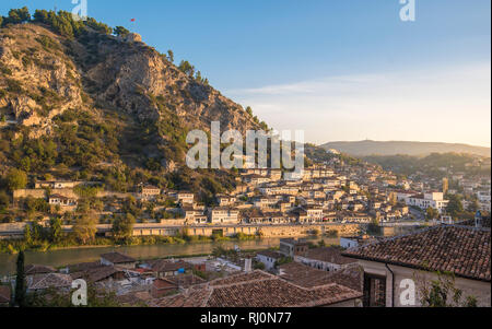 Panorama der historischen Stadt. Traditionelle osmanische Häuser in Berat Altstadt (mangalem Bezirk) in Albanien bei Sonnenaufgang. als UNESCO Weltkulturerbe Stockfoto