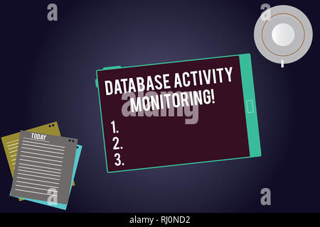 Schreiben Hinweis angezeigt Database Activity Monitoring. Business foto Präsentation der Beobachtung der Maßnahmen in einer Datenbank Tablet-Tasse Untertasse und Fil Stockfoto