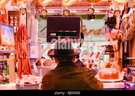Valencia, Spanien - Februar 2, 2019: Frau Kommissionierung Orangen aus einer Frucht in einem Marktstand. Stockfoto