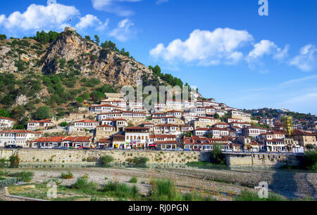 Panorama der historischen Stadt. Traditionelle osmanische Häuser in Berat Altstadt (mangalem Bezirk) in Albanien bei Sonnenaufgang. als UNESCO Weltkulturerbe Stockfoto