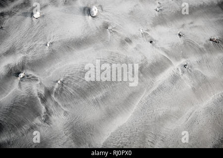 Close-up Sand vulkanischen Ursprungs. Schwarze und Weiße Antenne von oben nach unten anzeigen. Indonesien. Die Düne driften Übersicht erschossen. Perfekte Hintergrund, Textur für die Collagen, Illustrationen und digitale Medien. Stockfoto