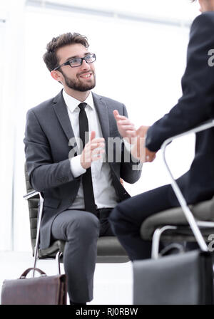 Zwei Geschäftsleute mit Aktentaschen in der Nähe von sich selbst Stockfoto