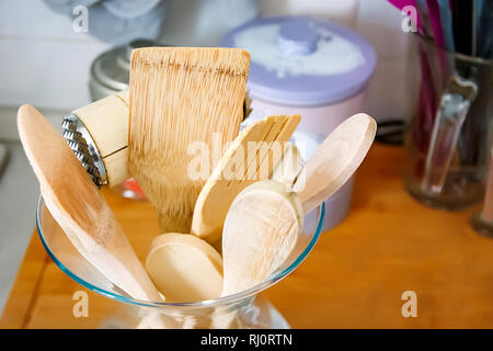 Holz- Küchengeräte in einem Glasbehälter. Küche Innenraum geschossen. Home Decor und kochen Konzept Stockfoto