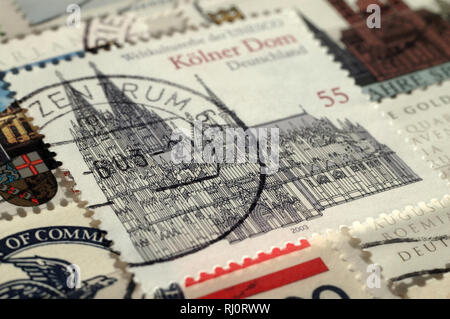 Briefmarke der Bundesrepublik Deutschland. UNESCO Welterbe, zeigt der Kölner Dom, geringe Tiefenschärfe, ca. 2003 Stockfoto