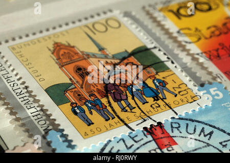 Stempel von Deutschland bedruckt. Edition auf Gebäude, zeigt 450. Todestag von pforta Schule, geringe Tiefenschärfe, ca. 1993 Stockfoto