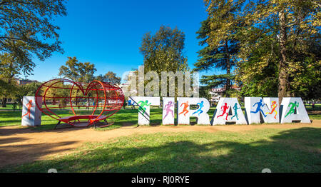 TIRANA, Albanien - Jugend Park in Tirana und die Installation Ich liebe Tirana. Herzform Abbildung Stockfoto