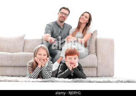 Bis zu schließen. kleiner Bruder und Schwester auf dem Teppich im Wohnzimmer liegen Stockfoto