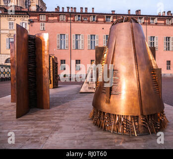 Turin, Italien - 22. November 2012: Kunstwerke von Arnaldo Pomodoro ausgesetzt In Piazzetta Reale (Royal Square). Stockfoto