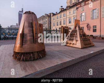 Turin, Italien - 22. November 2012: Kunstwerke von Arnaldo Pomodoro ausgesetzt In Piazzetta Reale (Royal Square). Stockfoto