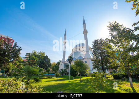 Abu Bekr Moschee (Moschee von Scheich Zamil Abdullah Al-Zamil, oder Große Moschee), Xhamia e Madhe in Shkodra, Albanien. Zentrum der Stadt Shkodra. Stockfoto