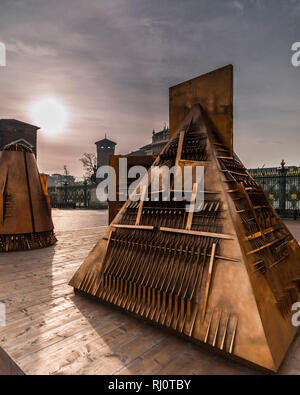 Turin, Italien - 22. November 2012: Kunstwerke von Arnaldo Pomodoro ausgesetzt In Piazzetta Reale (Royal Square). Stockfoto