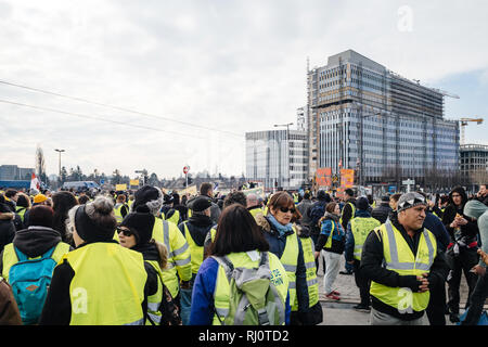 Straßburg, Frankreich - Feb 02, 2018: Erwachsene und junge Menschen, die zu Fuß mit Flaggen während der Protest der Gilets Jaunes gelbe Weste Manifestation gegen die Regierung gerichteten Demonstrationen auf dem Boulevard de Dresde Stockfoto