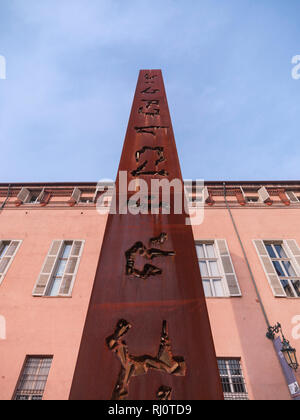 Turin, Italien - 22. November 2012: Artwork von Arnaldo Pomodoro ausgesetzt In Piazzetta Reale (Royal Square). Stockfoto