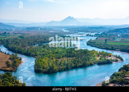 Luftaufnahme der Buna Fluss nach dem Zusammenfluss mit dem Fluss Drin von Rozafa Schloss, Shkodra Albanien. Meandres und Berg. Schöne Landschaft Stockfoto