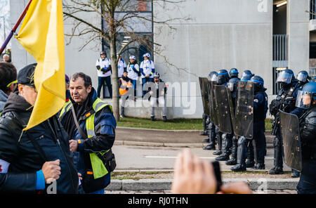 Straßburg, Frankreich - Feb 02, 2018: Seitenansicht von bewaffneten Polizisten Brigade Anti-Criminalite de la Police nationale Protest der Gilets Jaunes gelbe Weste Manifestation der Demonstrationen gegen die Regierung Stockfoto