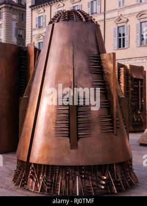 Turin, Italien - 22. November 2012: Kunstwerke von Arnaldo Pomodoro ausgesetzt In Piazzetta Reale (Royal Square). Stockfoto