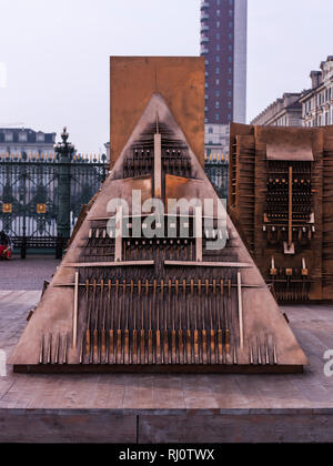 Turin, Italien - 22. November 2012: Kunstwerke von Arnaldo Pomodoro ausgesetzt In Piazzetta Reale (Royal Square). Stockfoto