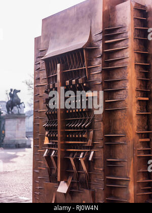 Turin, Italien - 22. November 2012: Artwork von Arnaldo Pomodoro ausgesetzt In Piazzetta Reale (Royal Square). Stockfoto