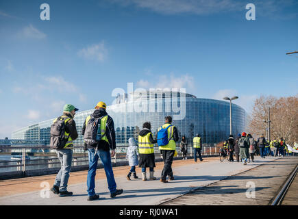 Straßburg, Frankreich - Feb 02, 2018: die Menschen, die auf dem Weg zum Europäischen Parlament während Protest der Gilets Jaunes gelbe Weste Manifestation gegen die Regierung gerichteten Demonstrationen Stockfoto