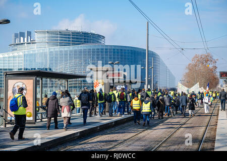 Straßburg, Frankreich - Feb 02, 2018: die Menschen, die auf dem Weg zum Europäischen Parlament während Protest der Gilets Jaunes gelbe Weste Manifestation gegen die Regierung gerichteten Demonstrationen Stockfoto