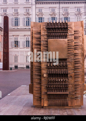 Turin, Italien - 22. November 2012: Kunstwerke von Arnaldo Pomodoro ausgesetzt In Piazzetta Reale (Royal Square). Stockfoto