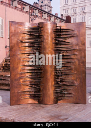 Turin, Italien - 22. November 2012: Kunstwerke von Arnaldo Pomodoro ausgesetzt In Piazzetta Reale (Royal Square). Stockfoto