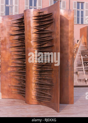 Turin, Italien - 22. November 2012: Kunstwerke von Arnaldo Pomodoro ausgesetzt In Piazzetta Reale (Royal Square). Stockfoto