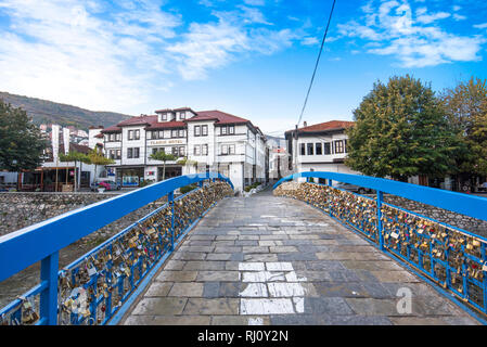 Liebe Schlösser an der blauen Brücke der Liebe, der Alten Stadt. Tausende von romantisch Liebe eingeprägt Vorhängeschlösser ihre Liebe auf - Prizren, Kosovo, um zu symbolisieren, Stockfoto