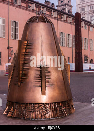 Turin, Italien - 22. November 2012: Kunstwerke von Arnaldo Pomodoro ausgesetzt In Piazzetta Reale (Royal Square). Stockfoto