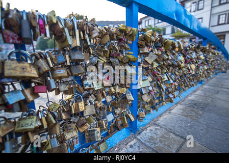 Liebe Schlösser an der blauen Brücke der Liebe, der Alten Stadt. Tausende von romantisch Liebe eingeprägt Vorhängeschlösser ihre Liebe auf - Prizren, Kosovo, um zu symbolisieren, Stockfoto