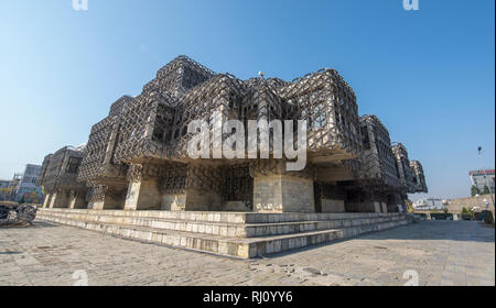 Nationale öffentliche Bibliothek - Nach einigen Diagrammen, die Bibliothek sieht aus wie ein Gefängnis. Top Sehenswürdigkeiten in Pristina, Kosovo Stockfoto