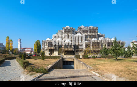 Nationale öffentliche Bibliothek - Nach einigen Diagrammen, die Bibliothek sieht aus wie ein Gefängnis. Top Sehenswürdigkeiten in Pristina, Kosovo Stockfoto