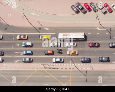 Dubai City Traffic. Blick von der Höhe. Stockfoto