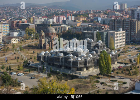 Luftaufnahme der Stadt Pristina, Kosovo mit einigen alten Gebäuden wie nationale öffentliche Bibliothek und die Christ-Erlöser-Kathedrale. Stockfoto