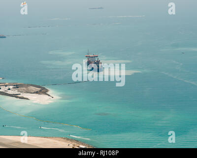 Baggerarbeiten Schiff neue Insel in Dubai Stockfoto